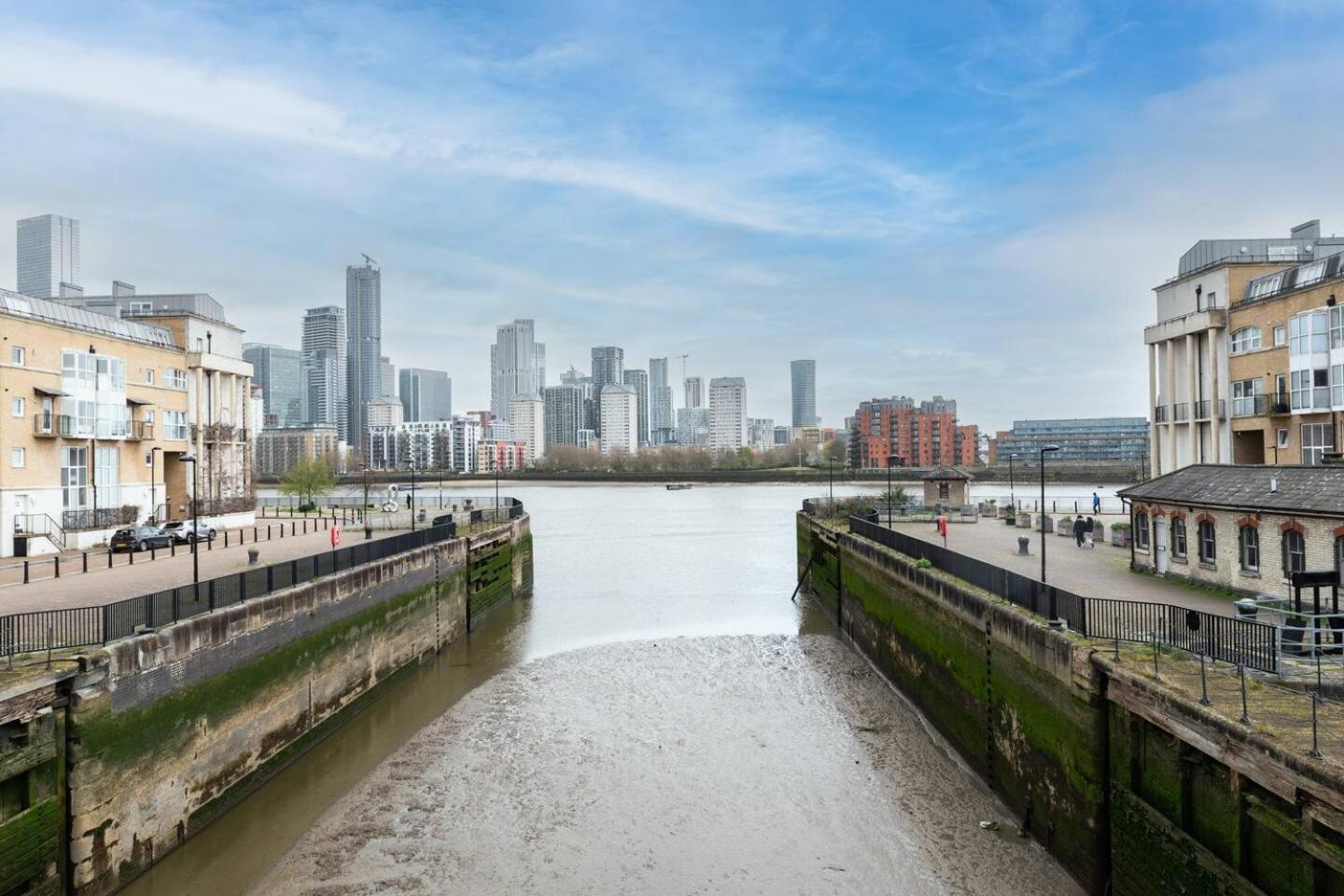 Sunny Maisonette With Views Over Canary Wharf, London Bagian luar foto
