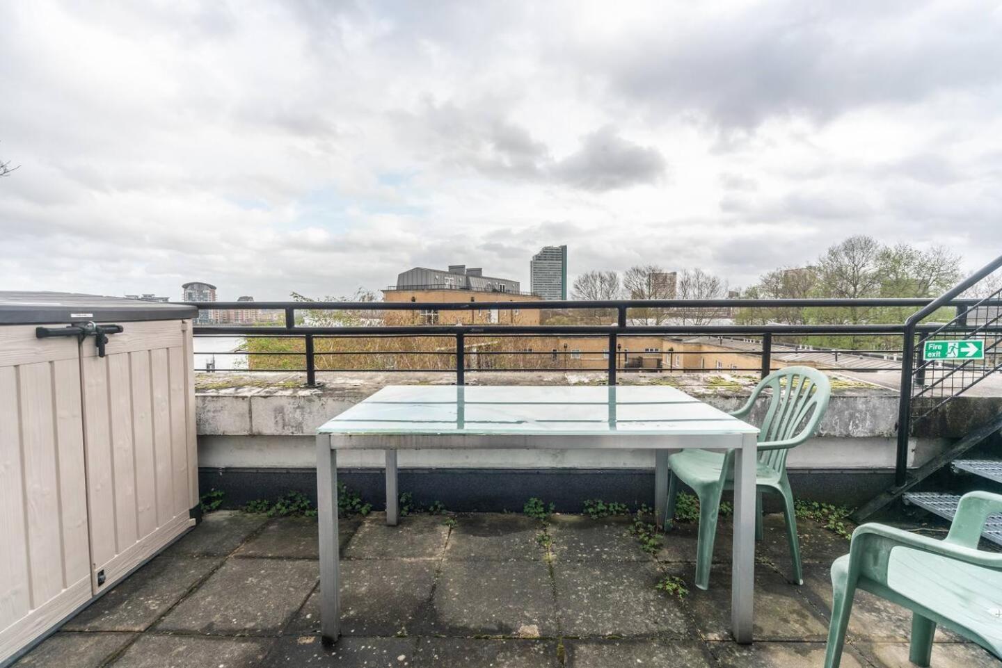 Sunny Maisonette With Views Over Canary Wharf, London Bagian luar foto
