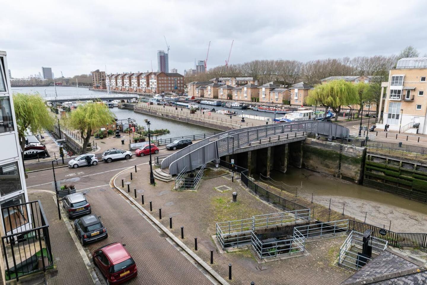 Sunny Maisonette With Views Over Canary Wharf, London Bagian luar foto